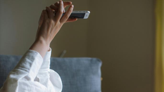 © Pexels Zwei Hände halten ein Smartphone in die Höhe