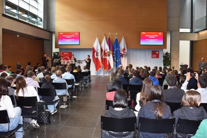 © Land Tirol/Dorfmann Preisverleihung Euregio macht Schule im Landhaus in Innsbruck