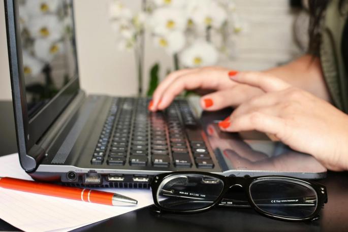 Laptop, Brille und Stift
