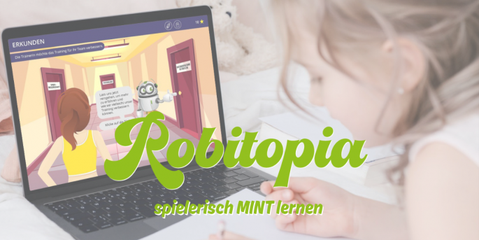 Kind sitzt vor PC und spielt Robitopia