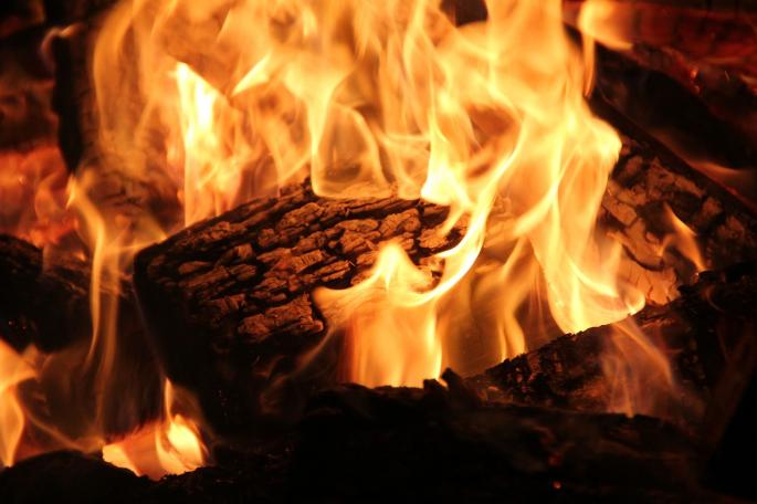 brennendes Holzstück in einem Kamin