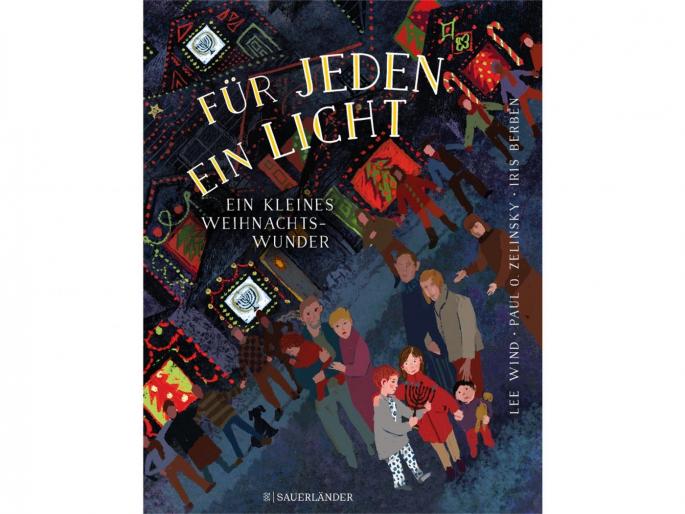 Eltern mit Kindern, welche die Chanukka-Lichter tragen