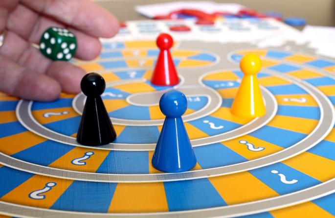 Spielbrett mit Kegeln und Würfel