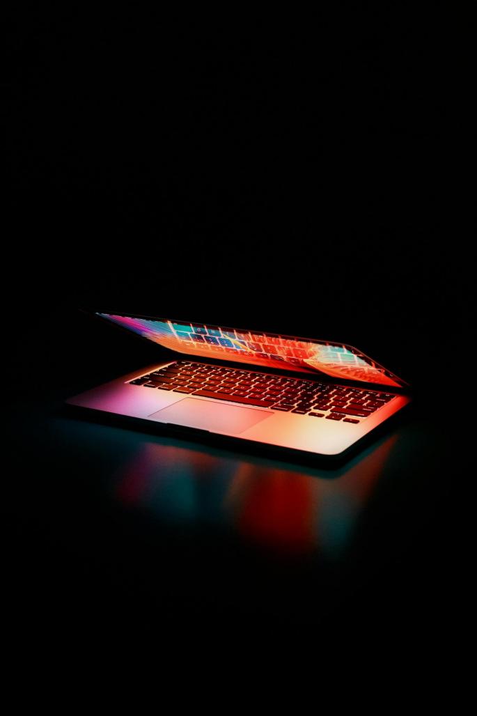© pexels.com | Bildquelle: Foto von Junior Teixeira: https://www.pexels.com/de-de/foto/halbgeoffneter-laptop-computer-am-tisch-eingeschaltet-2047905/ Beispielbild Gewalt im Netz