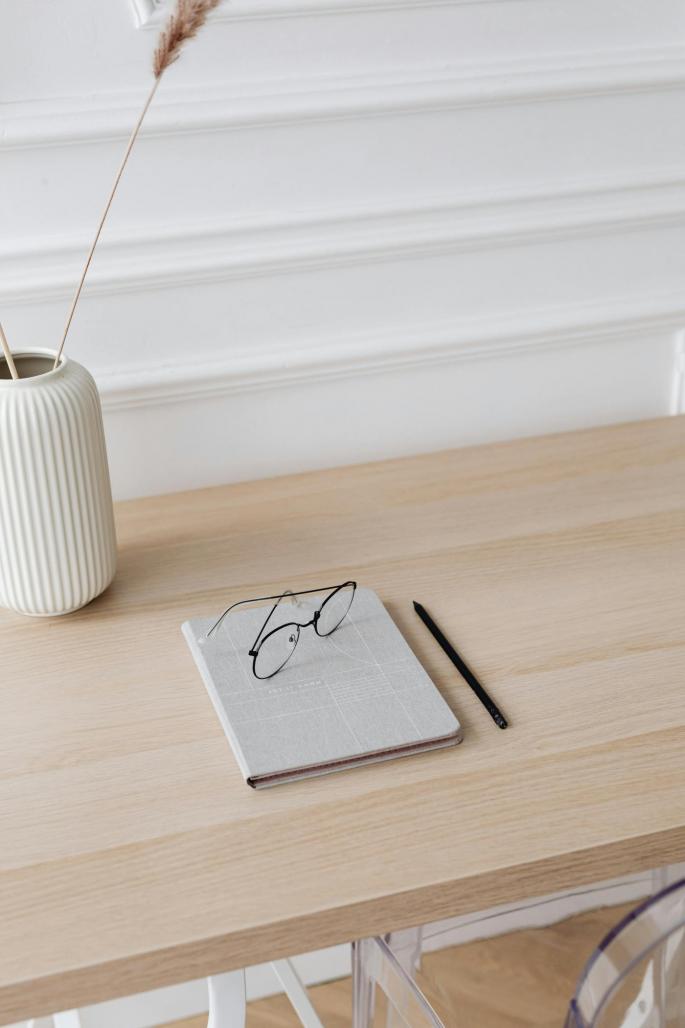 Bildquelle: pexels.com | Urheber:in: Foto von Photo By: Kaboompics.com: https://www.pexels.com/de-de/foto/stift-holztisch-minimalistisch-minimalist-8092406/ Beispielbild