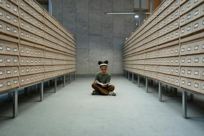 Bildquelle: pexels.com | Urheber:in: Foto von Tima Miroshnichenko: https://www.pexels.com/de-de/foto/sitzung-sitzen-boden-student-6549919/ Recherche