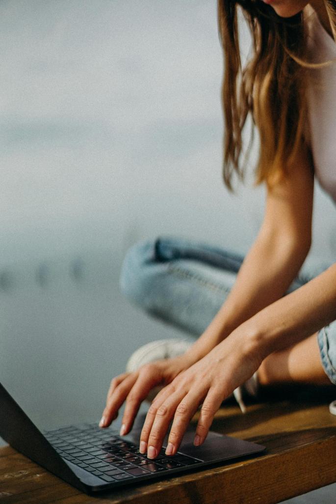 Bildquelle: pexels.com | Urheber:in: Foto von cottonbro studio: https://www.pexels.com/de-de/foto/frau-sitzt-auf-bank-die-laptop-durchsucht-2773518/ Beispielbild