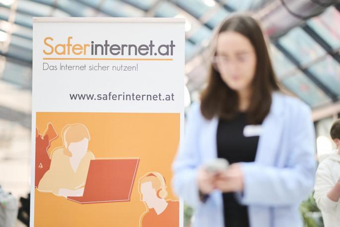 Saferinternet.at Plakat mit einem Mädchen