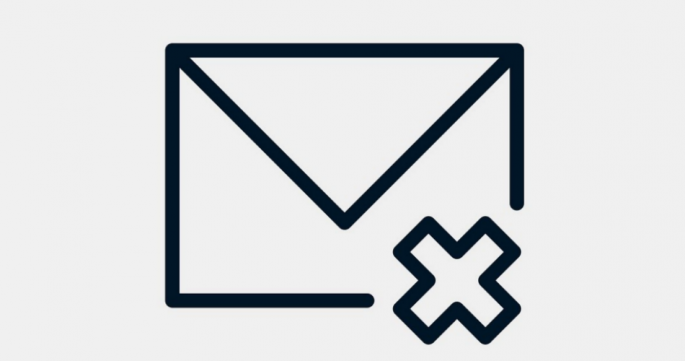 Brief mit einem x im Vordergrund