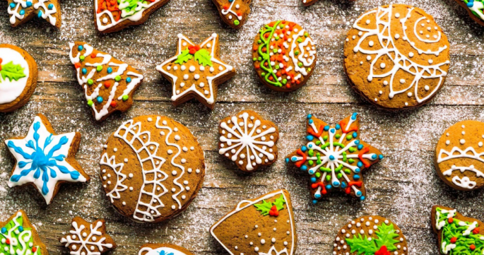 © Pixabay License | Bildquelle: https://pixabay.com/photos/cookies-christmas-christmas-wreath-7724643 | Urheber:in: amhnasim verschiedene verzierte Kekse
