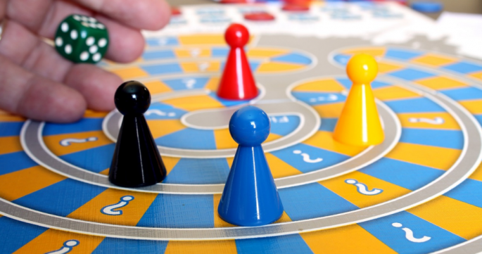 Spielbrett mit Kegeln und Würfel