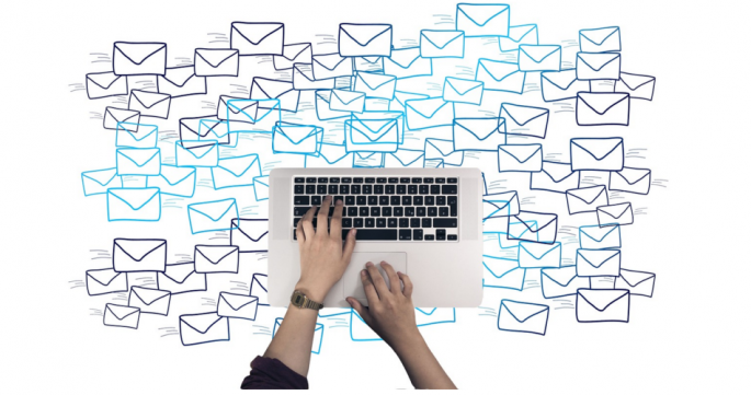 mehrere Brife vor einem Notebook