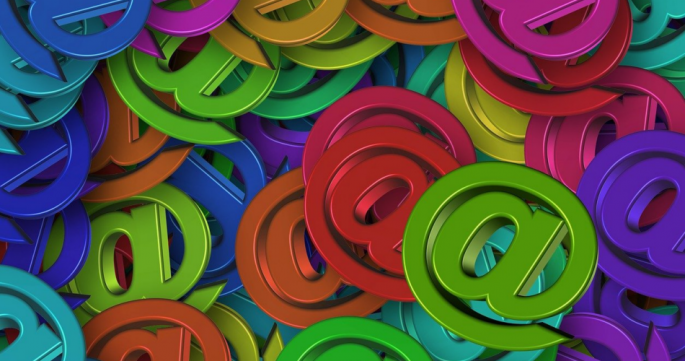 Mehrere bunte @-Zeichen aus Plastik