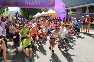© Kinder laufen für Kinder | Urheber:in: Kinder laufen für Kinder Mehrer Kinder laufen über eine Startlinie
