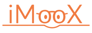 Orangefarbenes Logo mit der Aufschrift „iMooX“. Der Schriftzug ist stilisiert dargestellt, wobei die beiden Buchstaben „o“ wie eine Brille geformt sind. Unter dem Logo verläuft eine durchgehende orange Linie auf weißem Hintergrund.