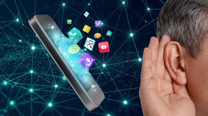 Grafische Darstellung eines Smartphones, aus dem App-Symbole wie E-Mail, Kalender, Kamera und Diagramme herausfliegen. Rechts daneben ist ein menschliches Ohr mit lauschender Handhaltung zu sehen. Im Hintergrund verläuft ein leuchtendes digitales Netzwerk aus verbundenen Punkten. Das Bild symbolisiert digitales Zuhören oder Datenvernetzung.
