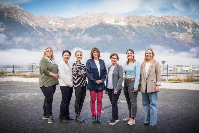 © Land Tirol/ Martin Konrad | Urheber:in: Land Tirol/ Martin Konrad Die sieben Gleichbehandlungsbeauftragten stehen vor der Bergkulisse der Nordkette