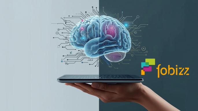 Eine Hand hält ein Tablet waagrecht. Darüber schwebt eine stilisierte Darstellung eines menschlichen Gehirns, das mit Leiterbahnen und digitalen Symbolen verbunden ist. Rechts daneben ist das fobizz-Logo zu sehen. Das Bild steht sinnbildlich für Künstliche Intelligenz im Bildungsbereich.