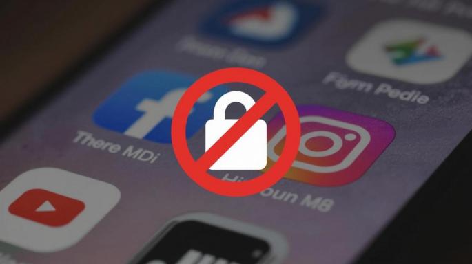 Nahaufnahme eines Smartphone Bildschirms mit App Symbolen von Facebook, Instagram und YouTube. Über den Symbolen liegt ein rotes Verbotsschild mit einem durchgestrichenen weißen Vorhängeschloss als Zeichen für eine Zugangssperre oder Altersbeschränkung bei Social Media.