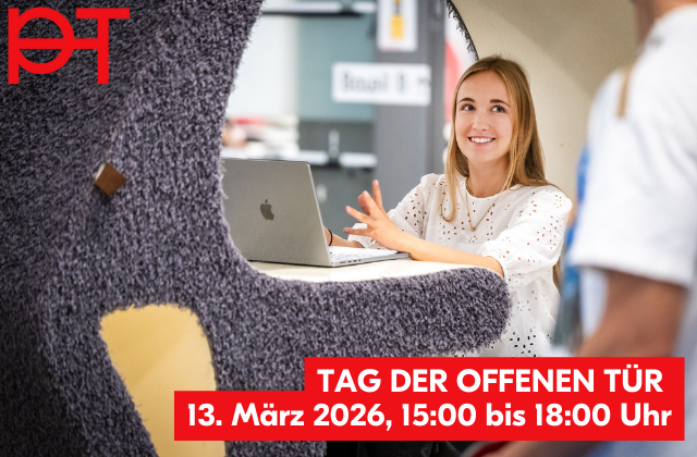 Studentin an der PHT sitzt am Laptop