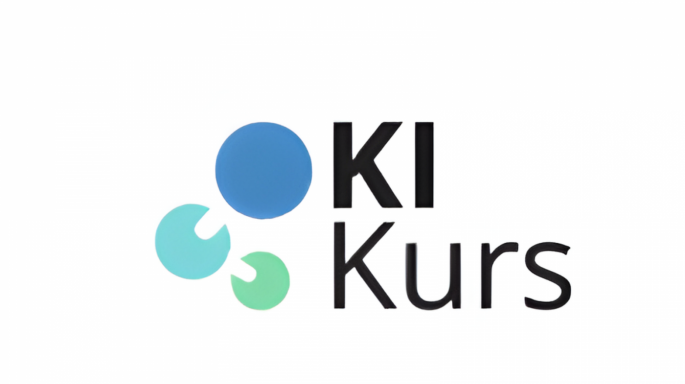 Logo mit dem Schriftzug „KI Kurs“. Links drei abstrakte Formen in Blau und Grün: ein großer blauer Kreis oben sowie zwei kleinere grün-türkise Formen darunter. Rechts daneben steht in schwarzer Schrift der Text „KI Kurs“. Hintergrund weiß.