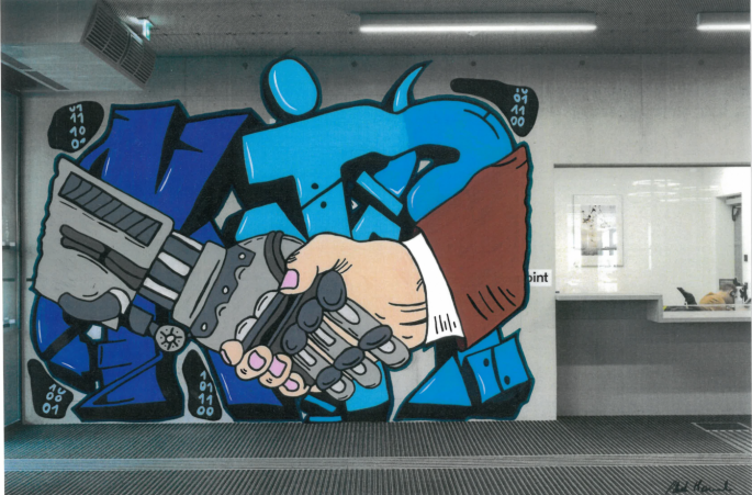 Graffiti im Eingangsbereich der Pädagogischen Hochschule Tirol. Das Bild zeigt einen Handschlag zwischen einer menschlichen Hand in einem Anzugärmel und einer mechanischen Roboterhand. Im Hintergrund sind stilisierte blaue Figuren zu sehen. Rund um das Motiv verteilt sind schwarze Sprechblasen-Elemente mit Binärcode (Nullen und Einsen). Das Werk wurde von Schüler:innen der Mittelschule Silz-Mötz im Wahlpflichtfach FETCH THE SKETCH gestaltet und thematisiert die Zusammenarbeit zwischen Mensch und Künstlicher
