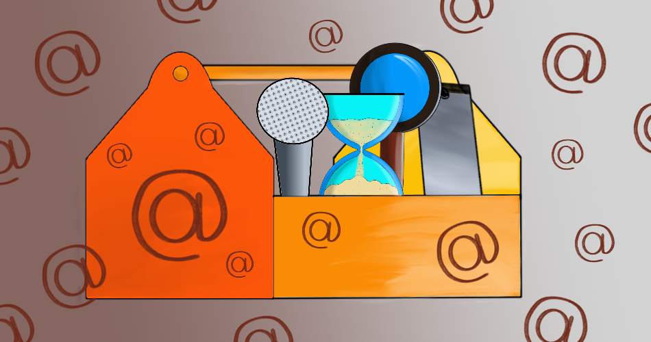 Illustration eines Werkzeugkastens mit @-Symbolen, gefüllt mit Symbolen für digitale Arbeit: Mikrofon, Sanduhr, Lupe und Umschlag; Hintergrund mit verstreuten @-Zeichen in Braun- und Grautönen.