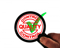 grüner Haken, darüber eine Lupe mit der Aufschrift Quality Control