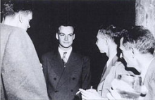 Feynman in einem Gespräch mit Oppenheimer und anderen Wissenschaftlern in Los Alamos