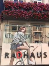 Frau auf Rad vor dem Radhaus