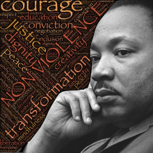 Portrait von Martin Luther King Jr. im Hintergrund eine Collage mit verschiedenen Wörtern wie Nonviolence oder Courage