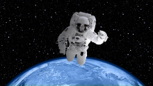 Frei im Weltall schwebender Raumfahrer, dahinter die Erde
