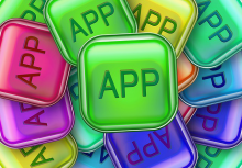 mehrere Quadrate mit der Inschrift "App" in verschiedenen Farben ungeordnet übereinander gestapelt