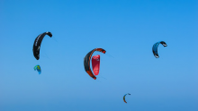 mehrere Fallschirme am Himmel schwebend