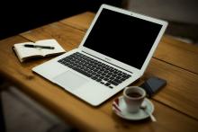 Laptop am Tisch