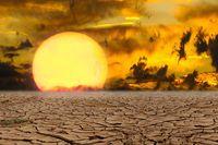 untergehende Sonne, davor ausgetrocknete Erde