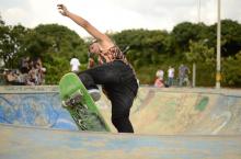 Jugendlicher mit einem Skateboard in einem Skatepark