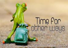 ein Frosch, der einen Koffer hinter sich herzieht, daneben der Schriftzug "Time for other ways"