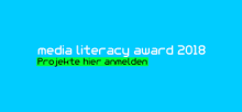 Logo medialiteracy award/ mediamanual - Schriftzug medialiteracy Award auf türkisem Hintergrund