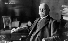 Bild von Ferdinand Graf von Zeppelin am Schreibtisch sitzend