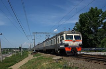 Lokomotive mit Waggons auf einer Bahnstrecke