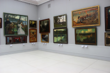 Mehrere Bilder an der Wand einer Galerie