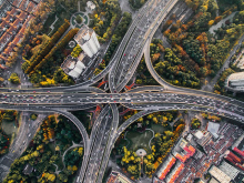 stark befahrenes Autobahnkreuz in einer städtischen Umgebung