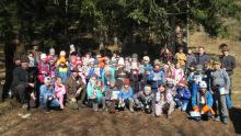 Gruppenbild: 3a und 3b der Volksschule Vomp mit den Berufsjägern aus Rotholz