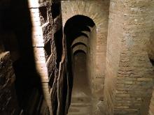 Katakombe in Rom, Blick über eine nach unten führende Treppe