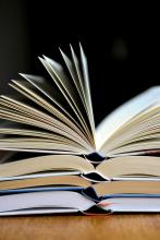 mehrere geöffnete Bücher übereinander gestapelt