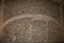 Bild aus dem Beinhaus von Evora (Wand voller Knochen)