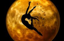 Frei Schwebende Silhouette einer Frau. Im Hintergrund ein Nachthimmel, ein großer Planet und kleine Vögel