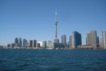 Skyline von Toronto (Kanada) mit CN-Tower vom Wasser ausbei strahlend blauem Himmel fotografiert; 05.11.2015