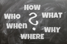 Bild einer Tafel, in der Mitte ein Fragezeichen, rundherum die Wörter How, What, Why, Where, When und Who